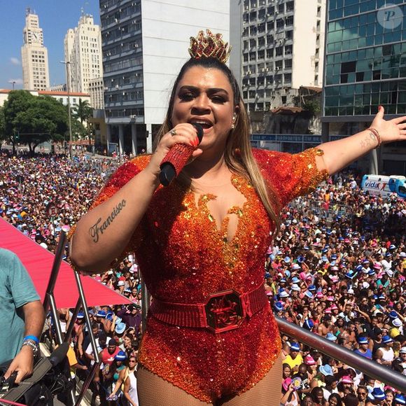 Preta Gil voltou a usar roupa de carnaval do desfile de 2007 ao comemorar os 15 anos do Bloco da Preta em 2024 - na foto, cantora no seu bloco em 2015
