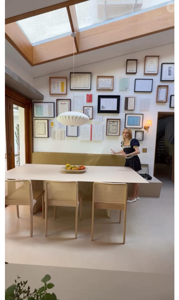 Isa Scherer mantém em sua cozinha uma parede repletos de quadros que são cardápios de restaurantes