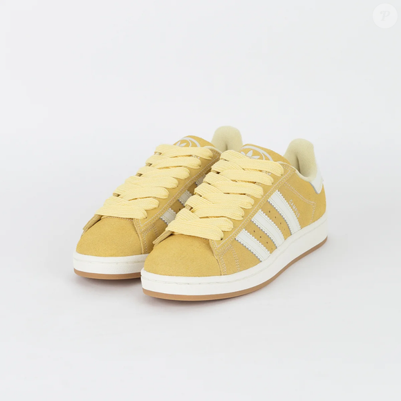 Campus 00S W (Adidas) | R$ 699,99 — Entre o casual e o fashionista, o novo modelo da Adidas chama atenção pelo contraste entre o visual robusto e a delicadeza das combinações com vestidos leves e saias midi, tendência que cresce entre mulheres elegantes