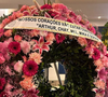 A coroa de flores enviada por Chay Suede, Arthur Aguiar, Micael Borges, Sophia Abrahão e Mel Fronckowiak ao velório de Lua Blanco trazia a mensagem: 'Nossos corações vão estar contigo sempre'
