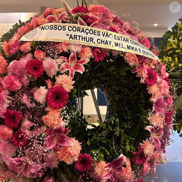 A coroa de flores enviada por Chay Suede, Arthur Aguiar, Micael Borges, Sophia Abrahão e Mel Fronckowiak ao velório de Lua Blanco trazia a mensagem: 'Nossos corações vão estar contigo sempre'