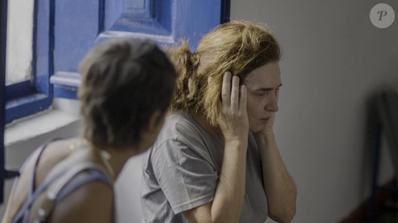 Regina (Gisele Fróes) fica perturbada com aparição de Luma (Agatha Moreira)