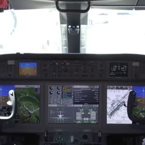 Interior de um Gulfstream G280, modelo associado aos deslocamentos recentes de Shakira durante a turnê Las Mujeres Ya No Lloran, oferece cabine executiva pensada para conforto em voos continentais