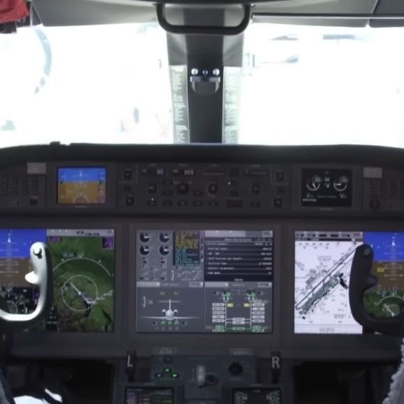 Interior de um Gulfstream G280, modelo associado aos deslocamentos recentes de Shakira durante a turnê Las Mujeres Ya No Lloran, oferece cabine executiva pensada para conforto em voos continentais