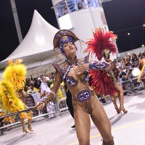 Antes de desfilar em 2026 pela Gaviões da Fiel, Sabrina Sato relembra o perrengue vivido em 2017, quando precisou entrar na avenida sem o costeiro da fantasia após atraso no trânsito de São Paulo