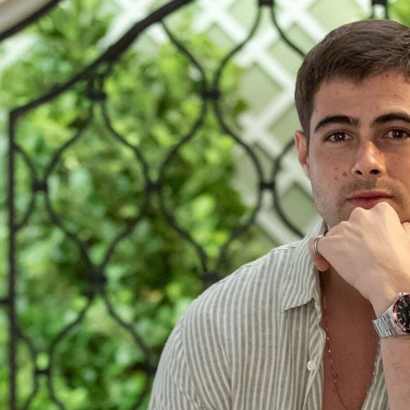 Davi (Rafael Vitti) começa a namorar Leona (Clara Moneke) na novela 'Dona de Mim'