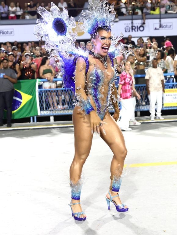 A fantasia de Lore Improta para o desfile foi inspirada no "Chá de Jurema", uma planta sagrada utilizada em rituais indígenas e afro-brasileiros