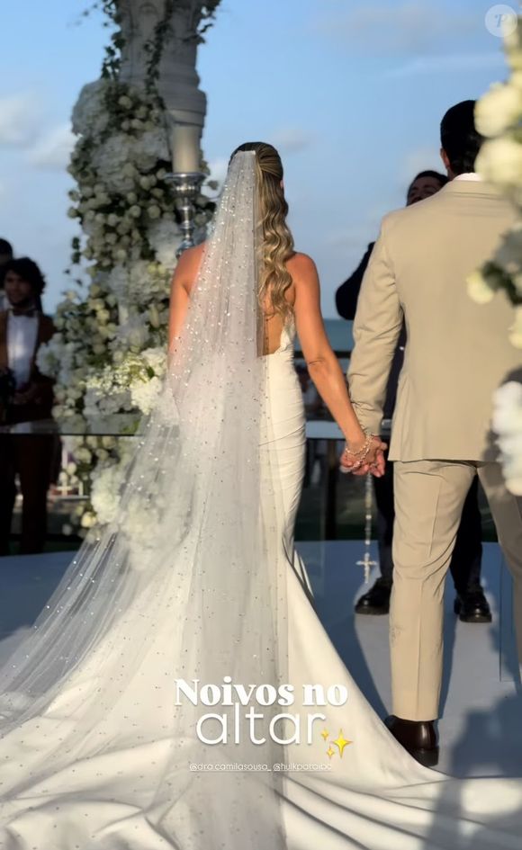 Parte de trás do vestido de Camila Ângelo em segundo casamento com Hulk