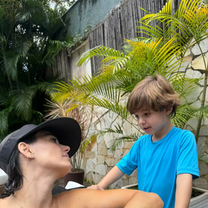 Marcus Buaiz presenteou Isis Valverde com um colar que contém uma pedra rara e inquebrável. As informações são da revista Quem