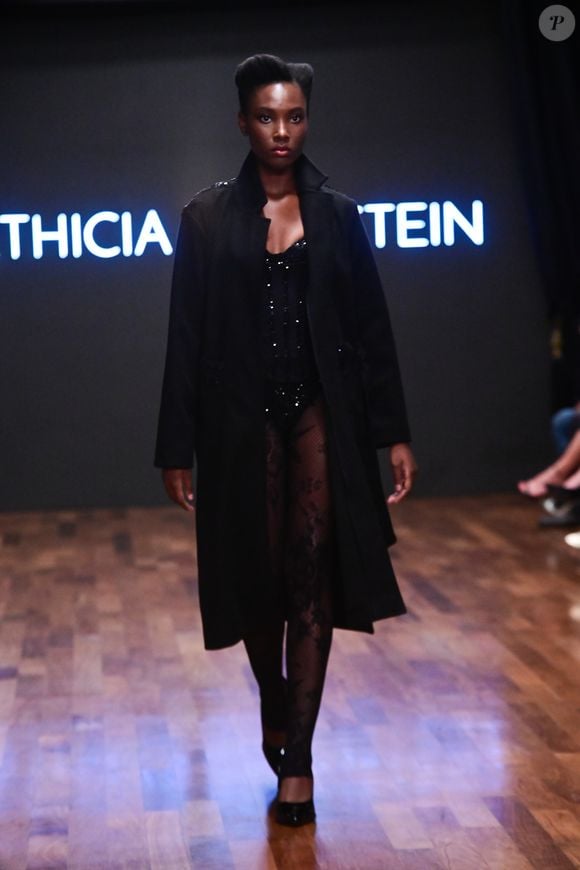 Renda preta aparece em diferentes propostas e confirma tendência de elegância com ousadia