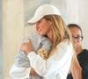 Com tênis retrô de R$ 1 mil e aerolook comfy, Gisele Bündchen é clicada com o filho de 1 ano e 5 meses em aeroporto do Rio. Fotos!