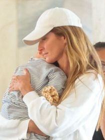 River está enorme! Com tênis retrô de R$ 1 mil e aerolook comfy, Gisele Bündchen é clicada com o filho de 1 ano e 5 meses em aeroporto do Rio. Fotos!