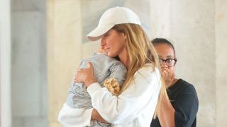 River está enorme! Com tênis retrô de R$ 1 mil e aerolook comfy, Gisele Bündchen é clicada com o filho de 1 ano e 5 meses em aeroporto do Rio. Fotos!