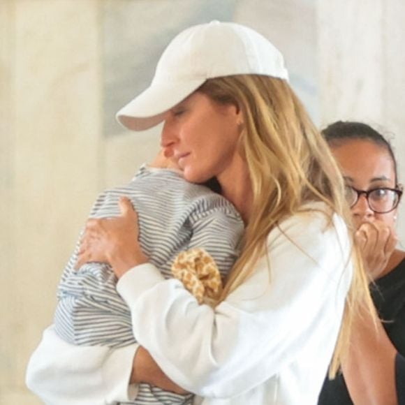 Com tênis retrô de R$ 1 mil e aerolook comfy, Gisele Bündchen é clicada com o filho de 1 ano e 5 meses em aeroporto do Rio. Fotos!