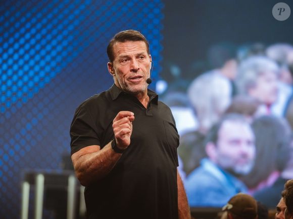 Autor e palestrante americano, Tony Robbins, de 66 anos, construiu sua carreira abordando temas como motivação, comportamento e desenvolvimento pessoal
