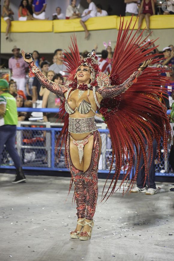 Ângela Bismarchi ganhou fama ao surgir na Sapucaí com o corpo nu pintado com a bandeira do Brasil - a primeira de uma série de polêmicas