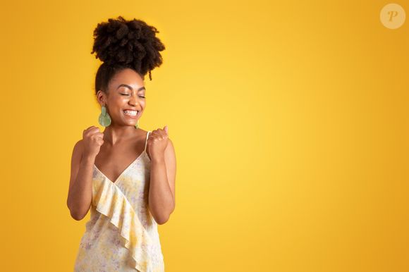 Cor amarelo vibrante indica simpatia superficial e busca por aprovação