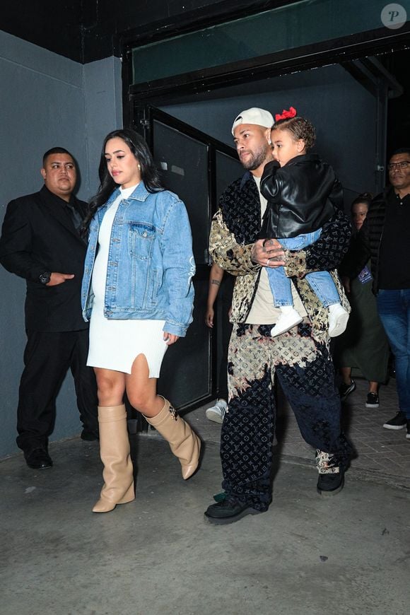 Grávida de sua segunda filha, Mel, Bruna apostou em uma combinação que equilibrou conforto, feminilidade e muito glamour. O visual, avaliado em mais de R$ 30 mil, foi composto por um vestido branco canelado Loewe, de comprimento mini e com fenda lateral discreta, realçando a silhueta da influencer de maneira elegante e natural