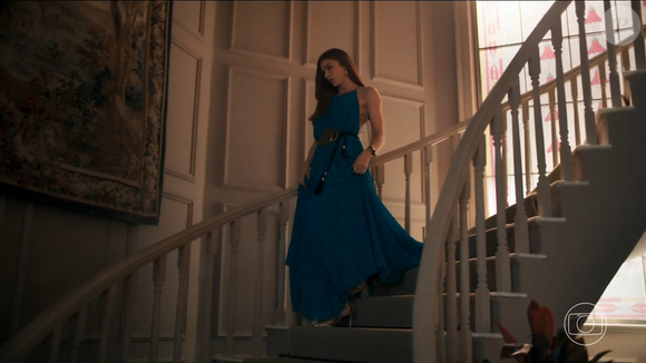 Arminda acerta salto em Célio e o atira da escada