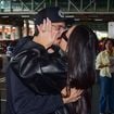 Que beijo, hein! Após dias separados, Sabrina Sato e Nicolas Prattes trocam carinho durante reencontro em aeroporto de Guarulhos; fotos impressionam