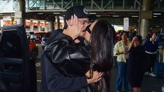 Que beijo, hein! Após dias separados, Sabrina Sato e Nicolas Prattes trocam carinho durante reencontro em aeroporto de Guarulhos; fotos impressionam
