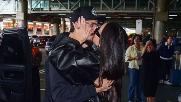 Que beijo, hein! Após dias separados, Sabrina Sato e Nicolas Prattes trocam carinho durante reencontro em aeroporto de Guarulhos; fotos impressionam