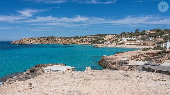 O mar calmo e perfeito da região divide espaço com trilhas, falésias, bosques de pinheiros e mirantes