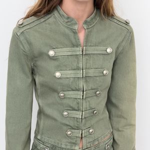 Inspirada nos figurinos militares que voltaram às passarelas internacionais, a jaqueta verde acinturada da Zara virou desejo entre fashionistas que amam um visual elegante e poderoso. O modelo custa R$ 399,00