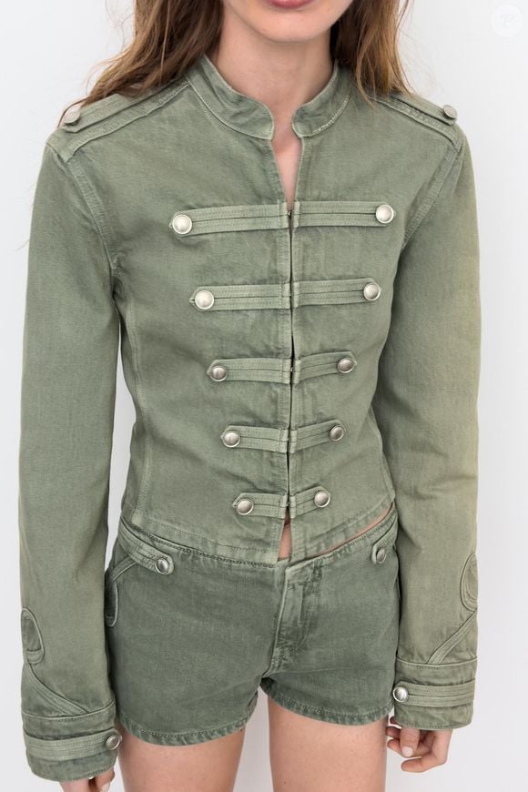 Inspirada nos figurinos militares que voltaram às passarelas internacionais, a jaqueta verde acinturada da Zara virou desejo entre fashionistas que amam um visual elegante e poderoso. O modelo custa R$ 399,00