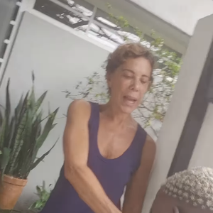 No conteúdo, Ângela Vieira está no portão de sua casa quando o rapaz pede para ela tirar uma foto ao seu lado e ela prontamente atende. No fim, até recebe um beijo em sua mão