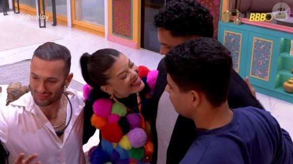 Vinícius chora e é consolada por aliados no 'BBB 25' após formação de Paredão