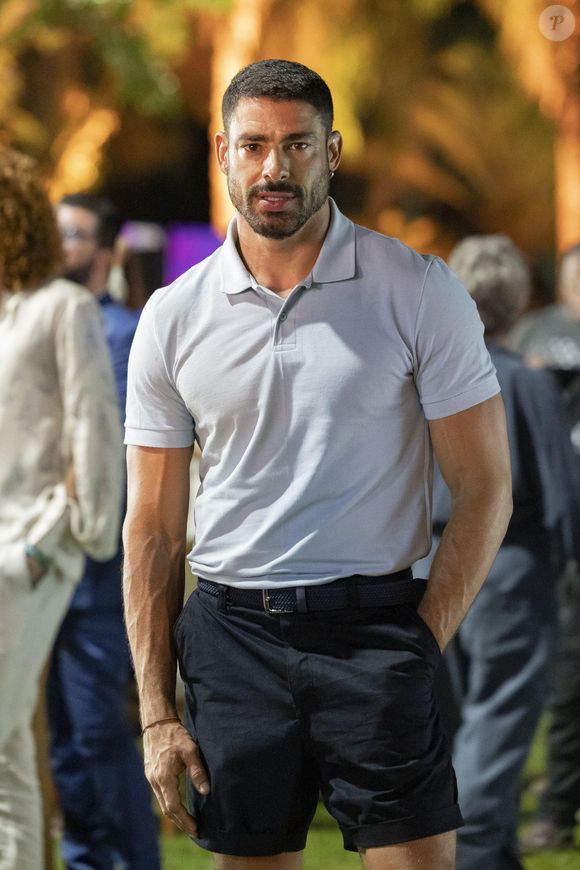 Cruel, César (Cauã Reymond) manda vídeo no qual Heleninha (Paolla Oliveira) aparece bêbada para Maria de Fátima (Bella Campos) na novela 'Vale Tudo'