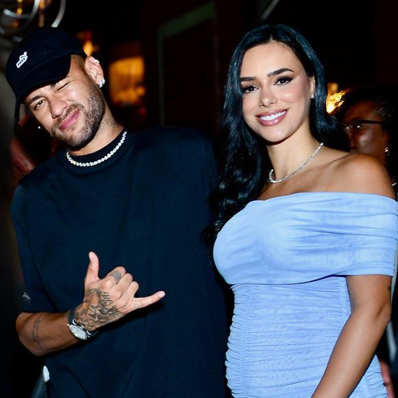 Neymar marcou presença no aniversário da irmã, Rafaella Santos, na noite desta terça-feira (11). O craque estava acompanhado da namorada, Bruna Biancardi