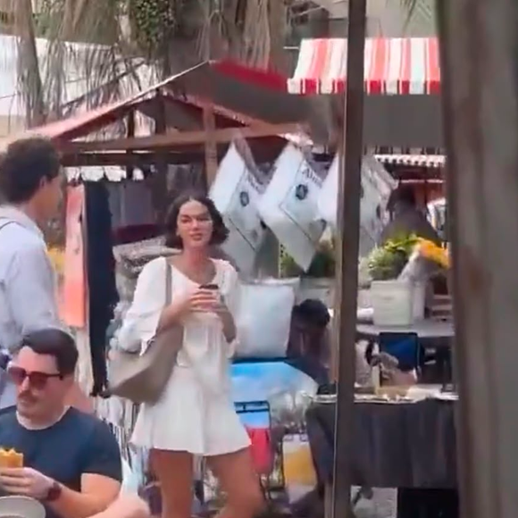 Bruna Marquezine usou a Danielle Blouse, blusa branca de voile de algodão com detalhes de renda da grife australiana Posse