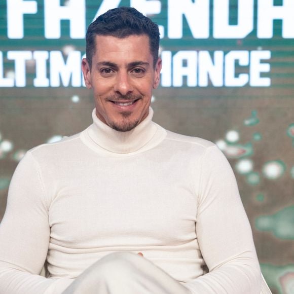 Campeão de 'A Fazenda 16', Sacha Bali curte festa com amigos e manda mensagem carinhosa para ator da Globo: 'Meu bezerro'