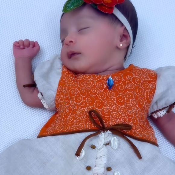 Clara, filha de Zezé Di Camargo e Graciele Lacerda, completou 1 mês no dia 25 de janeiro