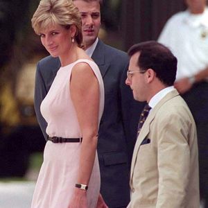Lady Di também investia em rosa vibrante quando queria comunicar força, presença e autoridade diante das câmeras