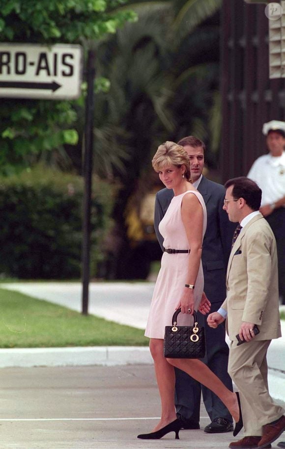 Lady Di também investia em rosa vibrante quando queria comunicar força, presença e autoridade diante das câmeras