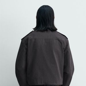O visual militar ganhou um toque contemporâneo na jaqueta cropped da Zara, que já começa a circular entre produções virais do Instagram e TikTok