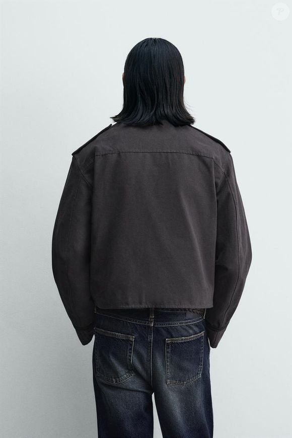 O visual militar ganhou um toque contemporâneo na jaqueta cropped da Zara, que já começa a circular entre produções virais do Instagram e TikTok