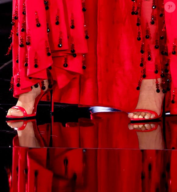 Anitta usa look vermelho da cabeça aos pés na abertura da Semana de Moda em Paris