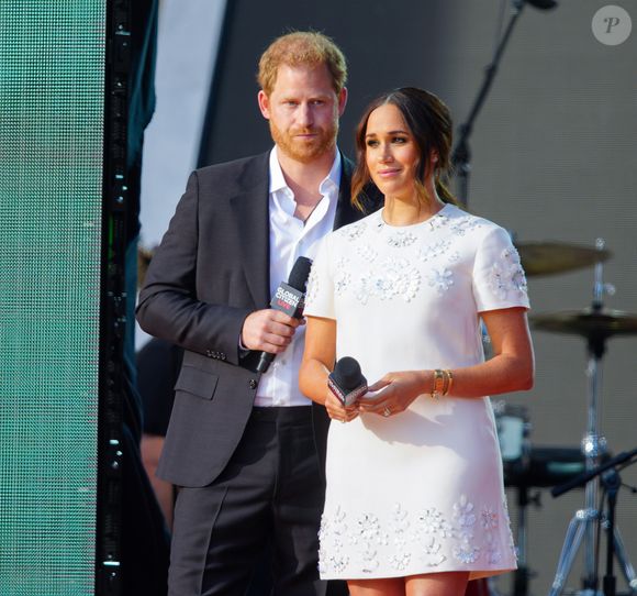 Vestido de Meghan Markle: o corte é reto, levemente amplo, caindo até o meio das coxas. O detalhe especial fica por conta das flores em relevo aplicadas no mesmo tom do tecido