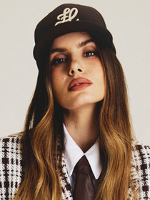 Entrevista | 'O glamour eu costumo deixar mais para o trabalho', diferencia Camila Queiroz sobre estilo básico no dia a dia; atriz revela qual peça de Angel guarda como relíquia em casa