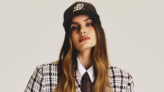 Entrevista | 'O glamour eu costumo deixar mais para o trabalho', diferencia Camila Queiroz sobre estilo básico no dia a dia; atriz revela qual peça de Angel guarda como relíquia em casa