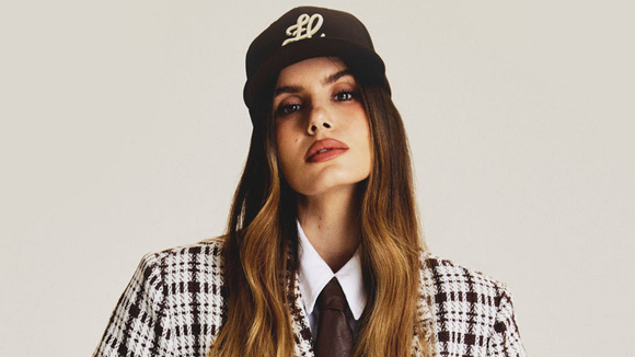 Entrevista | 'O glamour eu costumo deixar mais para o trabalho', diferencia Camila Queiroz sobre estilo básico no dia a dia; atriz revela qual peça de Angel guarda como relíquia em casa