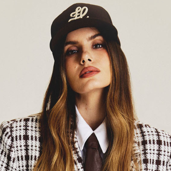 Entrevista | 'O glamour eu costumo deixar mais para o trabalho', diferencia Camila Queiroz sobre estilo básico no dia a dia; atriz revela qual peça de Angel guarda como relíquia em casa