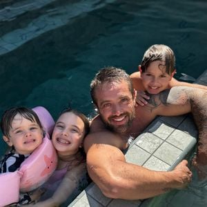 Rafael Cardoso é pai de Aurora (11) e Valentim (7), ambos filhos com Mari Bridi. O ator ainda tem uma filha, Helena, de 2 anos, com Carol Ferraz