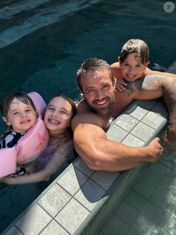 Rafael Cardoso é pai de Aurora (11) e Valentim (7), ambos filhos com Mari Bridi. O ator ainda tem uma filha, Helena, de 2 anos, com Carol Ferraz