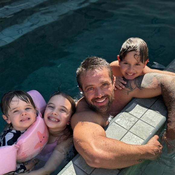 Rafael Cardoso é pai de Aurora (11) e Valentim (7), ambos filhos com Mari Bridi. O ator ainda tem uma filha, Helena, de 2 anos, com Carol Ferraz