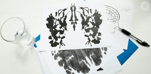 O Teste de Rorschach consiste na exibição de imagens borradas em preto e branco, ou coloridas, que devem ser analisadas por um indivíduo.